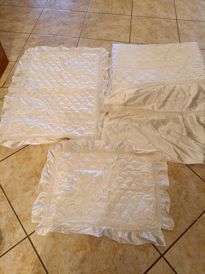Satin quilt set of three pieces like new