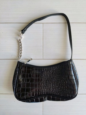 Τσαντάκι ώμου μαύρο με αλυσίδα σε άψογη κατάσταση