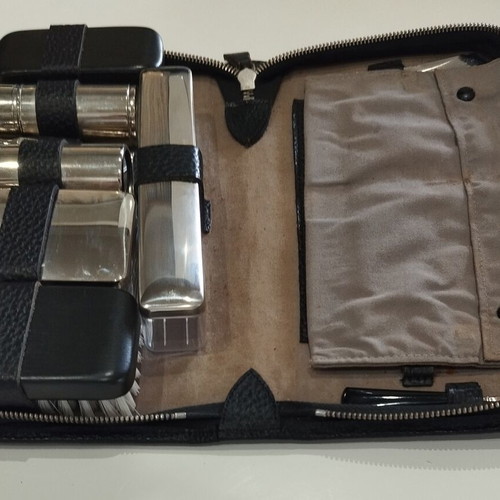 Vintage men's personal grooming case like new
