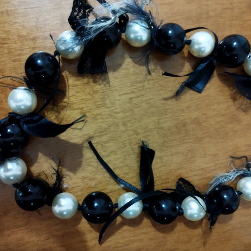 Handmade necklace with black and white pearls, new