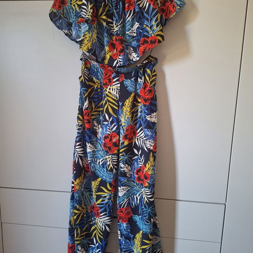 Set with off-shoulder blouse and high-waisted pants like new, colorful blue