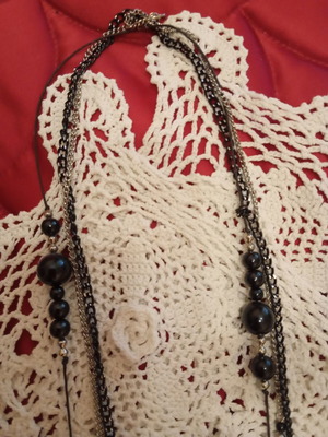 Necklace like new with three rows of black and silver stones