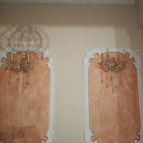 Small chandelier and two wall lamps like new