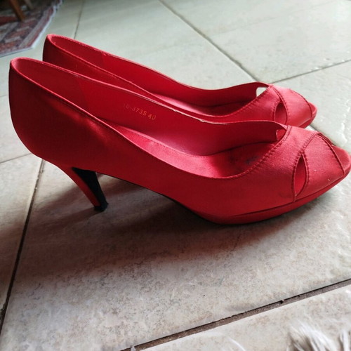 Set of size 40 pumps and satin bag like new, red