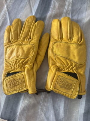Fuel United gloves M size, like new, yellow