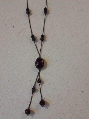 Κολιέ μπρονζέ με κρεμαστά στοιχεία αφόρετο, μαύρο και κόκκινο