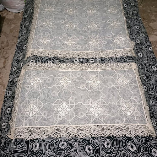 Set of lace embroidered tablecloth and runner like new, 2 pieces