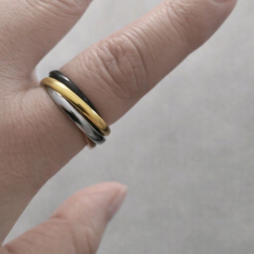 Three-ring ring like new, black and gold tones