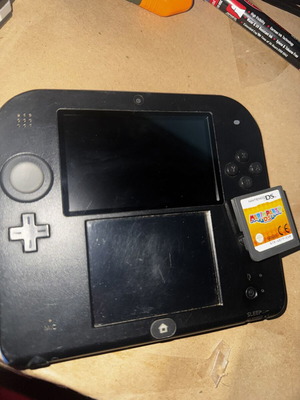 Nintendo 2DS μεταχειρισμένο με ένα παιχνίδι, κάρτα 64GB και φορτιστή