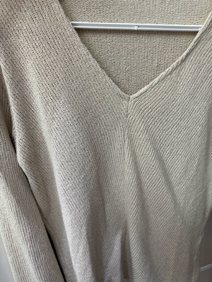 Beige pullover used, thin