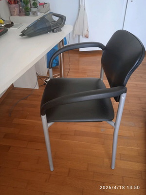 Καρέκλα επισκέπτη γραφείου με μεταλλικό σκελετό και δερμάτινο κάθισμα σαν καινούργια