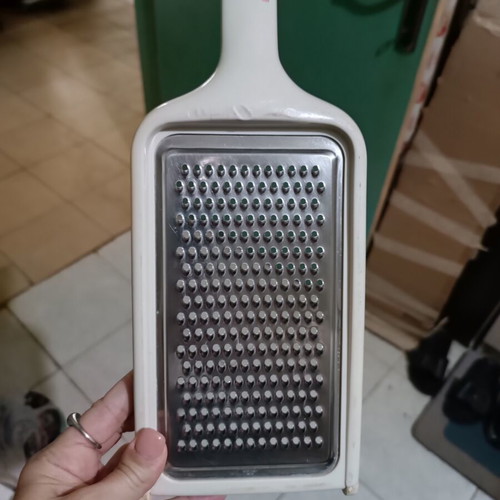 Leifheit Comfortline White Grater with Stainless Steel Surface like new