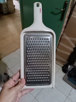 Leifheit Comfortline White Grater with Stainless Steel Surface like new