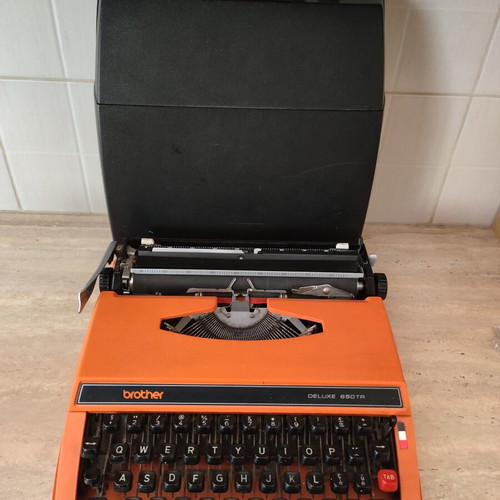 Brother Deluxe 650TR Typewriter like new, orange 70's