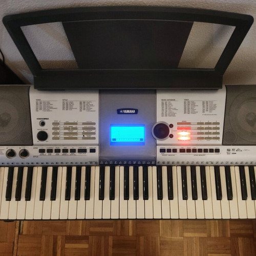 Yamaha PSR-E403 portable keyboard like new with stand and music rest