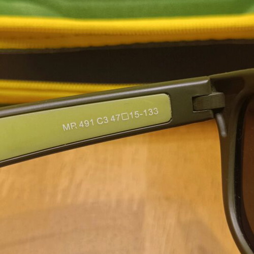 Marasil kids sunglasses like new, green with case