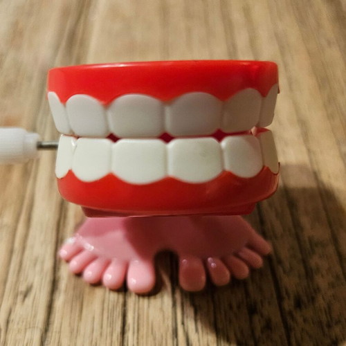 Wind-up Chattering Teeth toy new