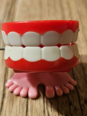 Wind-up Chattering Teeth toy new