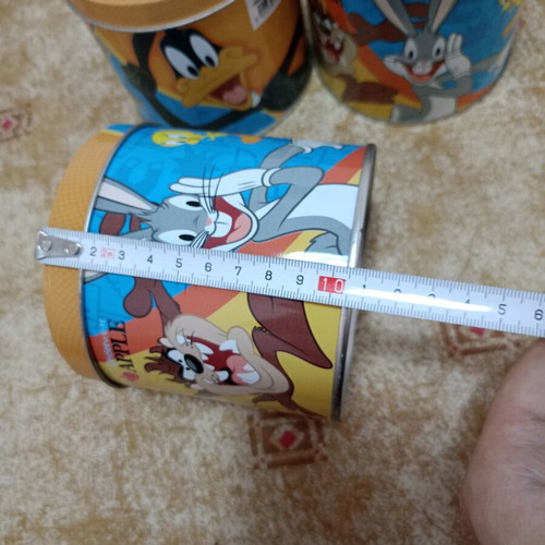 Looney Tunes metal tins in good condition, set of 3