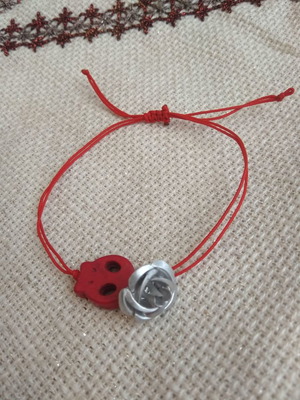 Bracelet with howlite skull and aluminum rose new