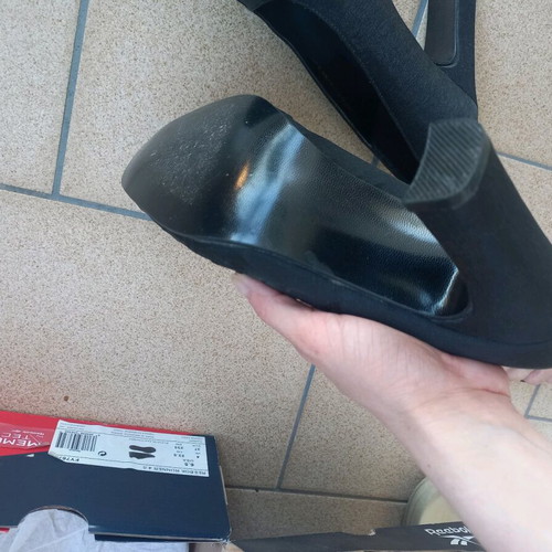 Black pumps like new, size 37, embroidered details