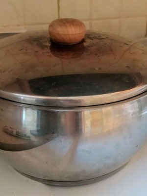 Κατσαρόλα μεγάλη μεταχειρισμένη με ξύλινες λεπτομέρειες 25 εκ.