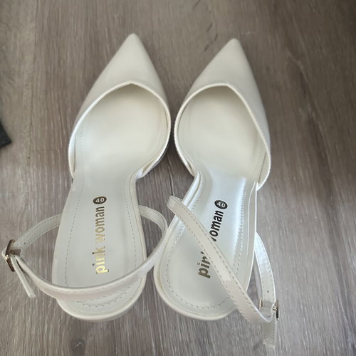 White elegant pumps size 40, new with back strap