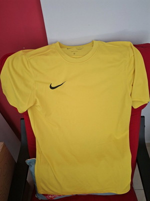 Nike t-shirt like new, yellow, size M