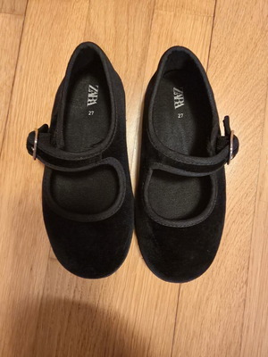 Παιδικές μπαλαρίνες Zara, μαύρες βελούδινες, νούμερο 27, με λουράκι