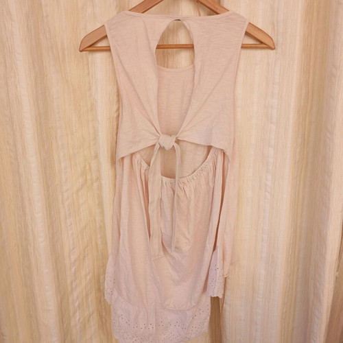 Regalinas top like new with bow and details beige pink