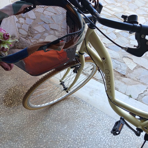 Clermont vintage city bike with Shimano 6-speed, basket, lights, bell, rack, and stand, like new