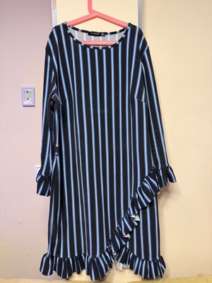 Boohoo dress blue like new with unique cut