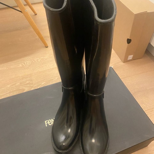 Feng Shoe boots size 36 like new, vinyl with decorative button