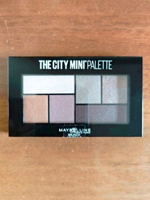 Σετ μακιγιάζ Maybelline και Essie καινούργιο με παλέτα σκιών μάσκαρα κραγιόν βερνίκι νυχιών