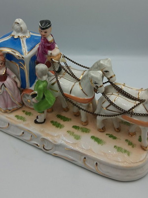 Porcelain decorative Rococo Victorian carriage like new