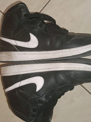 Jordan 1 Mid size 43 like new with boxes