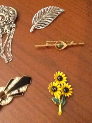 Vintage pins set of 5 used, gold and silver colors