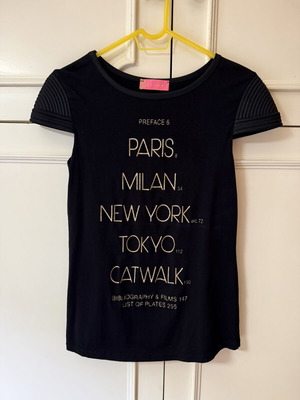 Lynne μαύρο t-shirt σαν καινούργιο με χρυσά γράμματα και ανάγλυφα μανίκια
