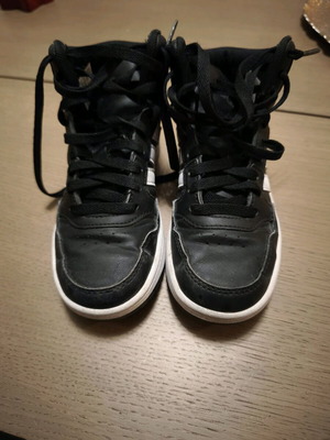 Παιδικά αθλητικά μποτάκια Adidas νούμερο 33 σαν καινούργια, μαύρα