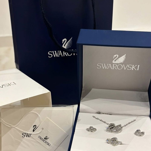 Swarovski jewelry set silver, new with bag