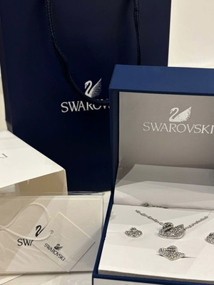 Swarovski jewelry set silver, new with bag