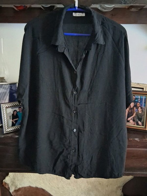 Women's shirt black like new, one size