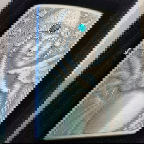 zippo 2004 με σχέδιο μεντιουμ αναγληφη επιφανεια.