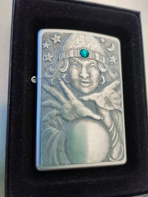 zippo 2004 με σχέδιο μεντιουμ αναγληφη επιφανεια.