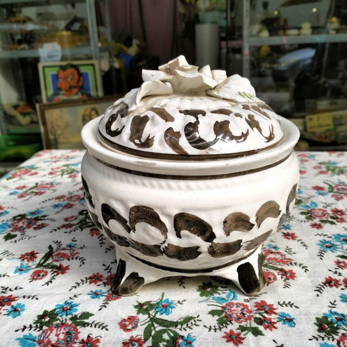 Ceramic centerpiece used, hand-painted from Italy