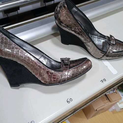 Byblos pumps used, size 37, black metallic color