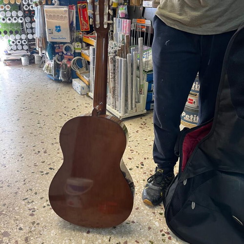 Yamaha C 40 guitar like new, strings need replacement
