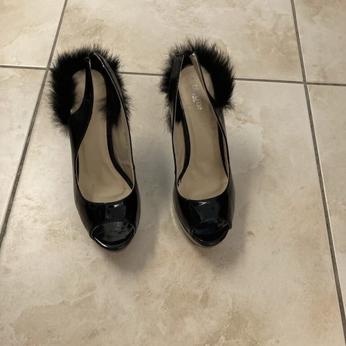 Nikki Me patent leather shoe like new, black size 38 with fur