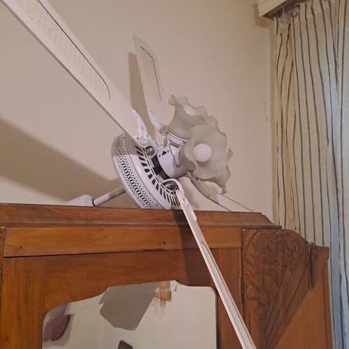Ceiling fan vintage white with 4 glass flower lights like new