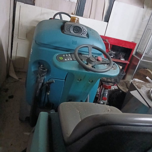 Professional floor cleaning machines like new, 2 models